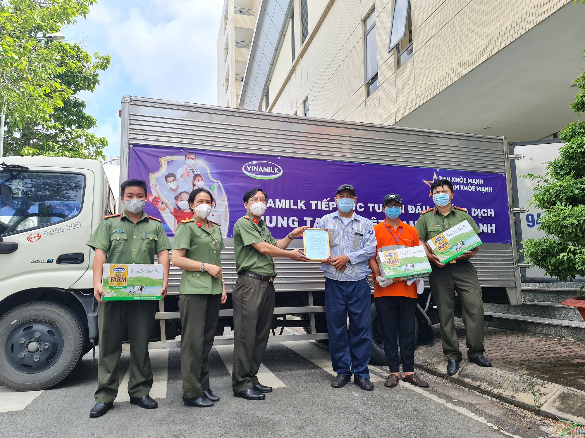 Vinamilk[-]đóng[-]góp[-]hơn[-]95[-]tỷ[-]đồng.cùng[-]Chính[-]phủ[-]tiếp[-]sức[-]tuyến[-]đầu[-]và[-]hỗ[-]trợ[-]cộng[-]đồng[-]chống[-]dịch